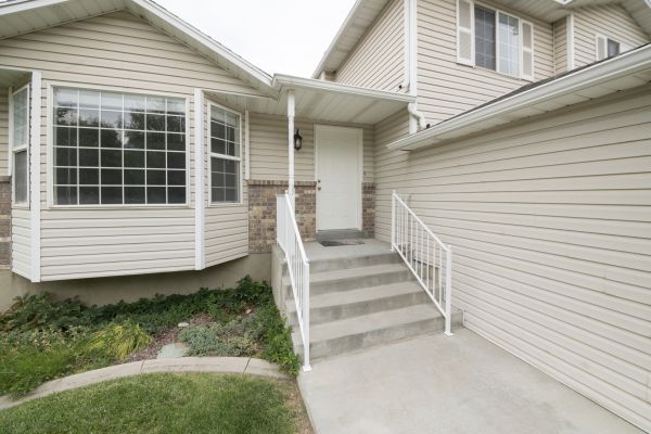 Cost of White Vinyl Siding Replacement in Glenview